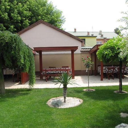 Szegfu Apartman Villa Hajdúszoboszló Buitenkant foto