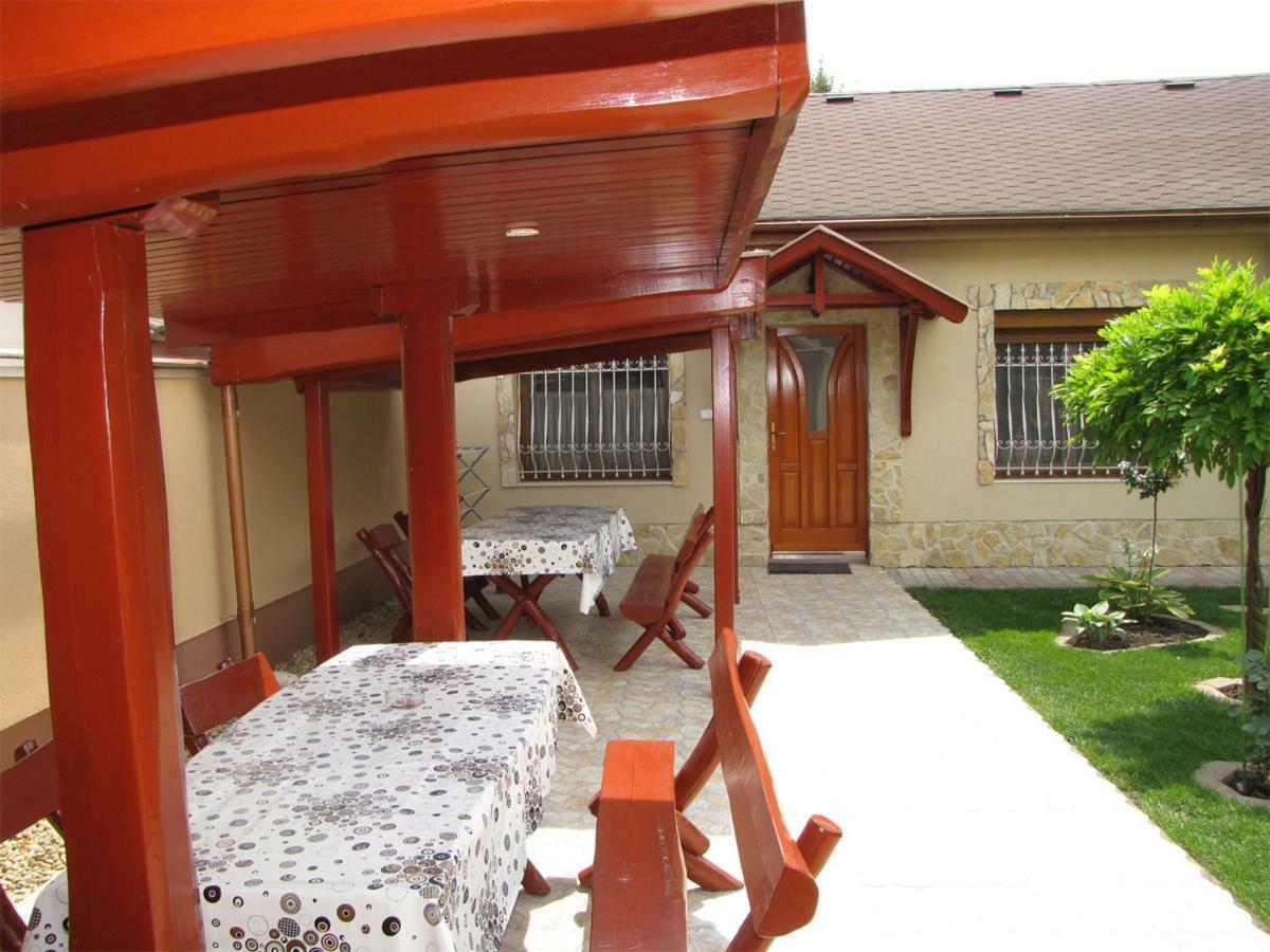 Szegfu Apartman Villa Hajdúszoboszló Buitenkant foto